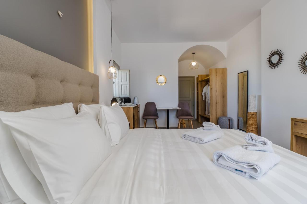 Symphony Suites Santorini Pýrgos Quarto foto
